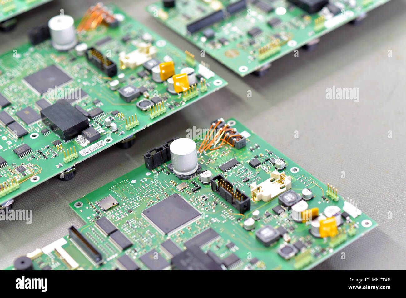 Stabilimento industriale per il montaggio della microelettronica - dettaglio della scheda hardware componente Foto Stock