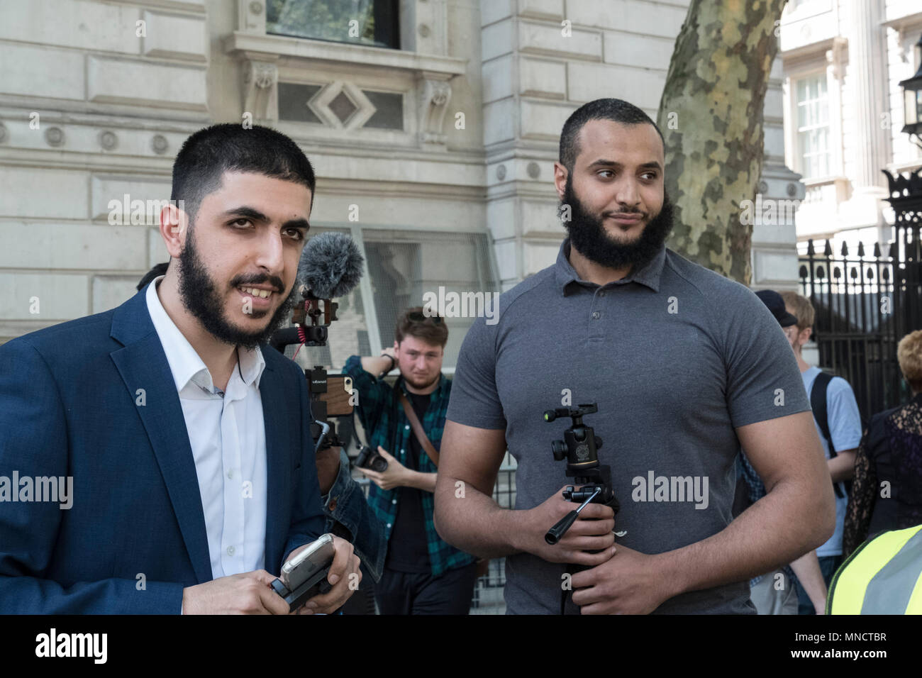 Mohammed Hijab e Ali Dawah film interviste un giorno per la libertà evento in Whitehall, Londra. Il ÒDay per FreedomÓ rally è stato organizzato da Tommy Robinson e i membri del suo team. L evento è stato organizzato dal sig. RobinsonÕs team in risposta ad un culmine di eventi che hanno percepito come aver influenzato la loro libertà di espressione. All'interno del Regno Unito esiste un crescente dibattito su che cosa è la libertà di parola e di ciò che è odio, e se entrambi possono coesistere. Foto Stock