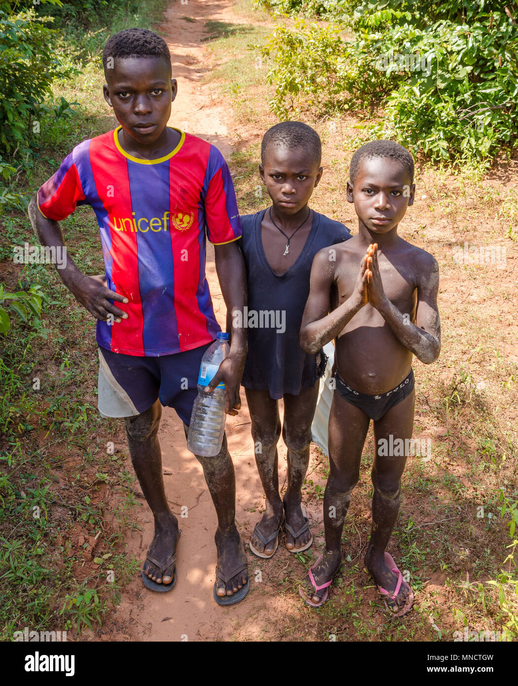 Bubaque, Guinea Bissau - Dicembre 09, 2013: Ritratto di tthree unidentified giovani ragazzi africani sul percorso di sporcizia Foto Stock