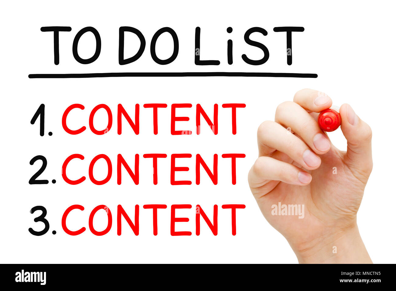 La scrittura a mano contenuto nella lista Da fare con il contrassegno rosso isolato su bianco. Foto Stock