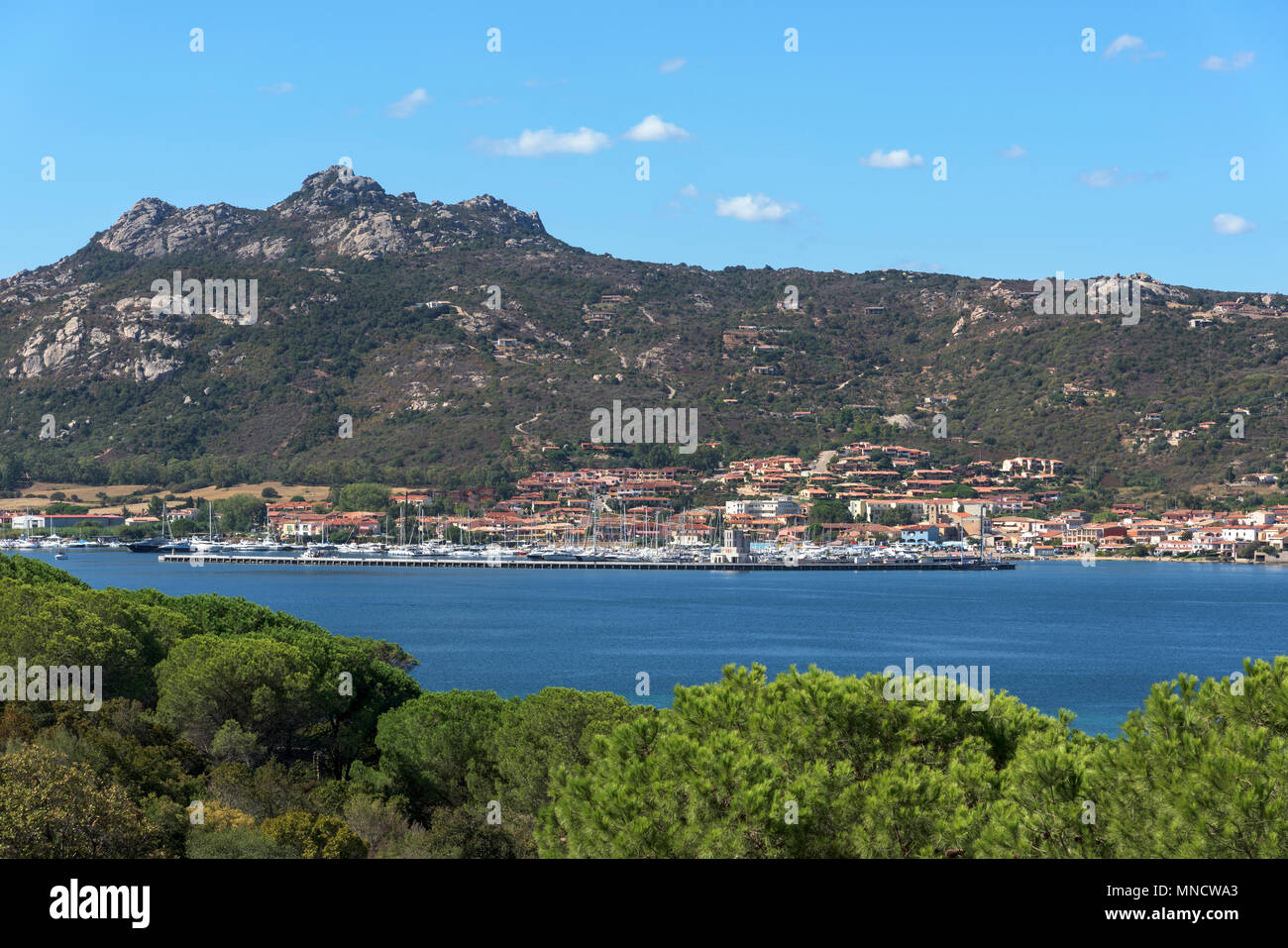 Una vista panoramica su Cannigione in Sardegna, Italia, e il mare Mediterraneo nella famosa Costa Smeralda Foto Stock