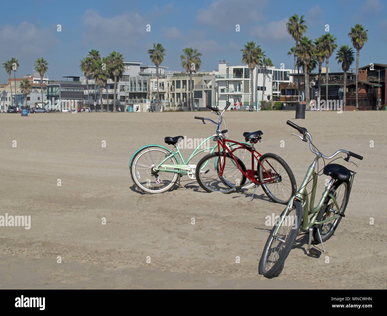 Vintage beach cruiser cicli alla bellissima spiaggia di Venice a Los Angeles in California Foto Stock