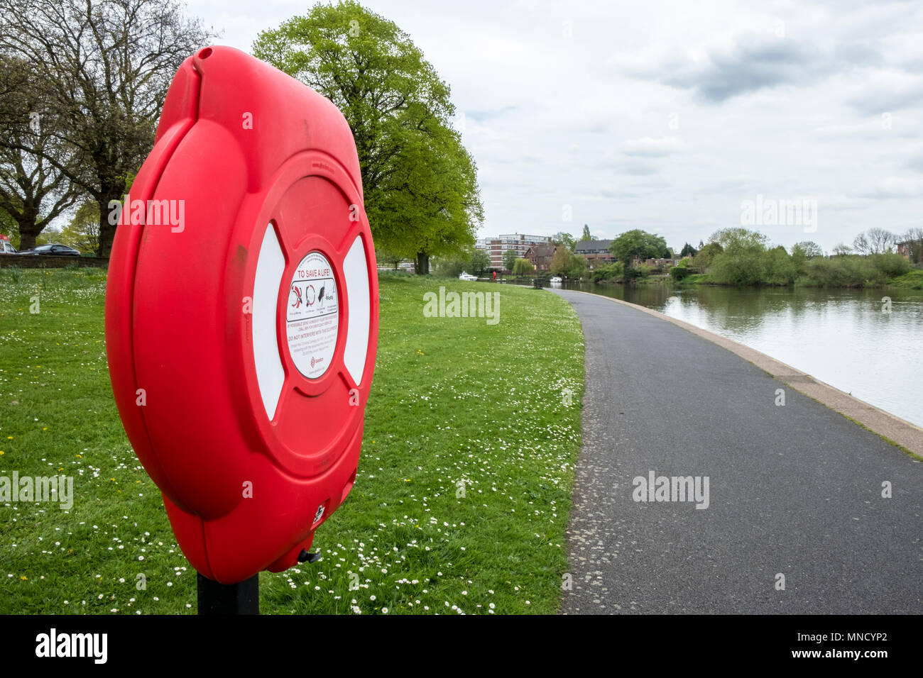 La vita boa o salvagente, noto anche come un salvagente, ancora di salvezza, o nastro di vita accanto a un percorso lungo il fiume. Fiume Trent, Nottingham, Inghilterra, Regno Unito Foto Stock