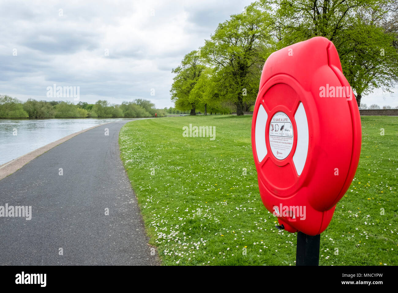 Anello di vita conosciuta anche come un salvagente, anello boa, lifebelt, life saver o anello kisby accanto a un percorso lungo il fiume. Fiume Trent, Nottingham, Inghilterra, Regno Unito Foto Stock