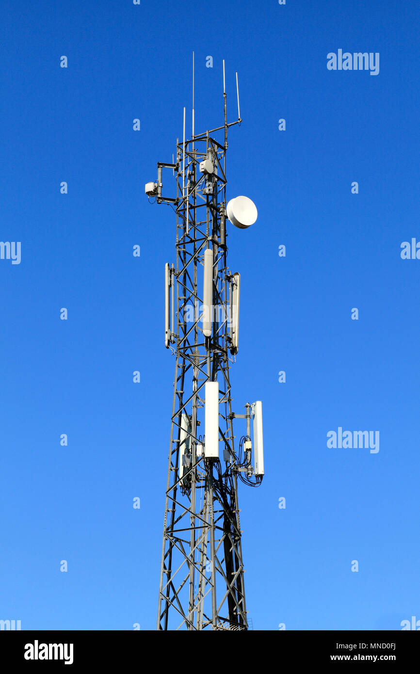 Montante di comunicazioni, torre, segnali, un piatto di satellite, radio, Hunstanton stazione di polizia, Norfolk, Inghilterra, Regno Unito Foto Stock