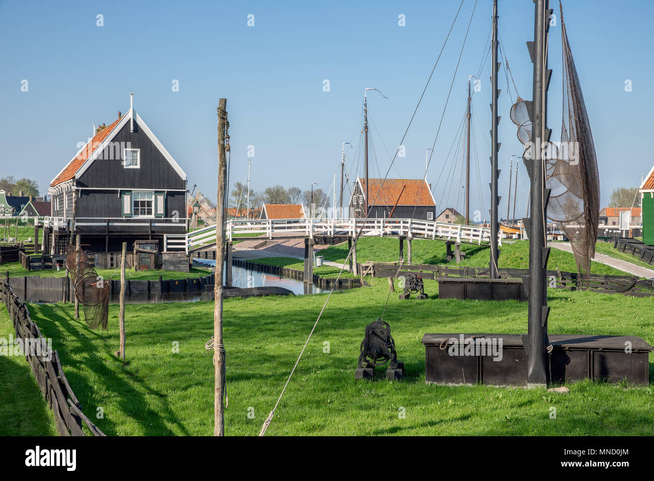 Case tradizionali di un villaggio di pescatori con reti di essiccazione al vento - Enkhuizen, Paesi Bassi Foto Stock