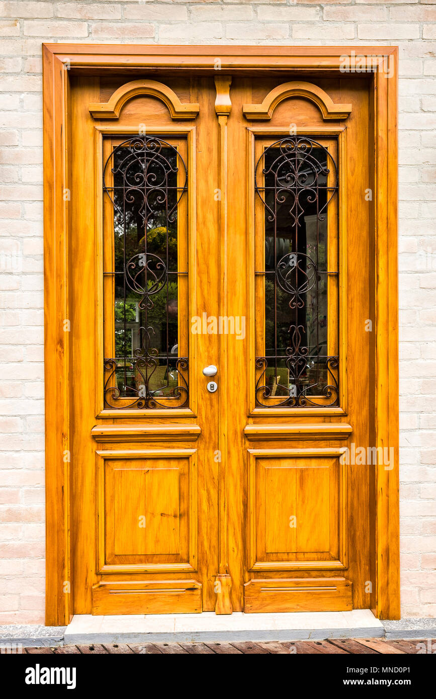 In legno porta anteriore di una casa. Campos do Jordao, Sao Paulo, Brasile. Foto Stock