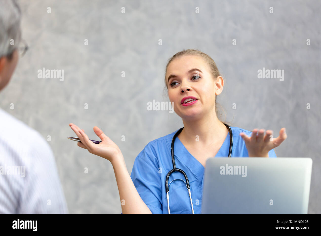 Medico donna dando una consultazione per il suo paziente di sesso maschile e spiegando le informazioni mediche e diagnosi presso la clinica o ospedale. Foto Stock