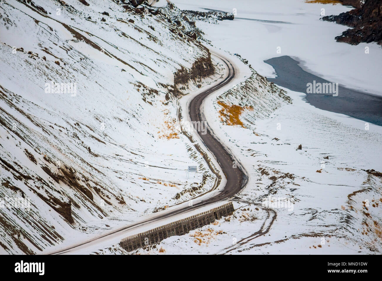 Strada di serpente nelle montagne del Ladakh, India. Foto Stock