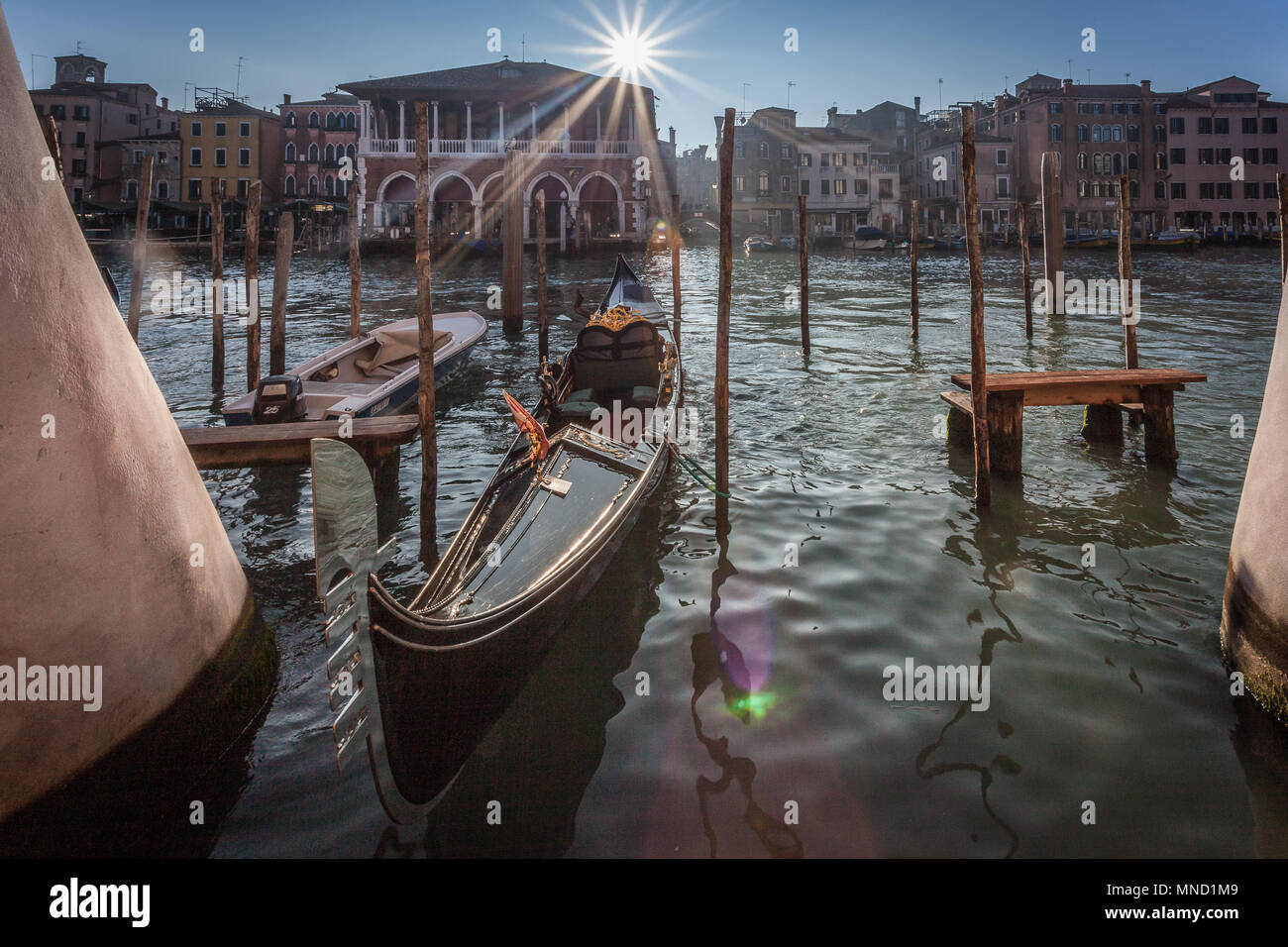 Venezia, Italia - 02 gennaio 2018: Gondola ormeggiata tra due mani di Lorenzo Quinn scultura in Canal Grande Foto Stock