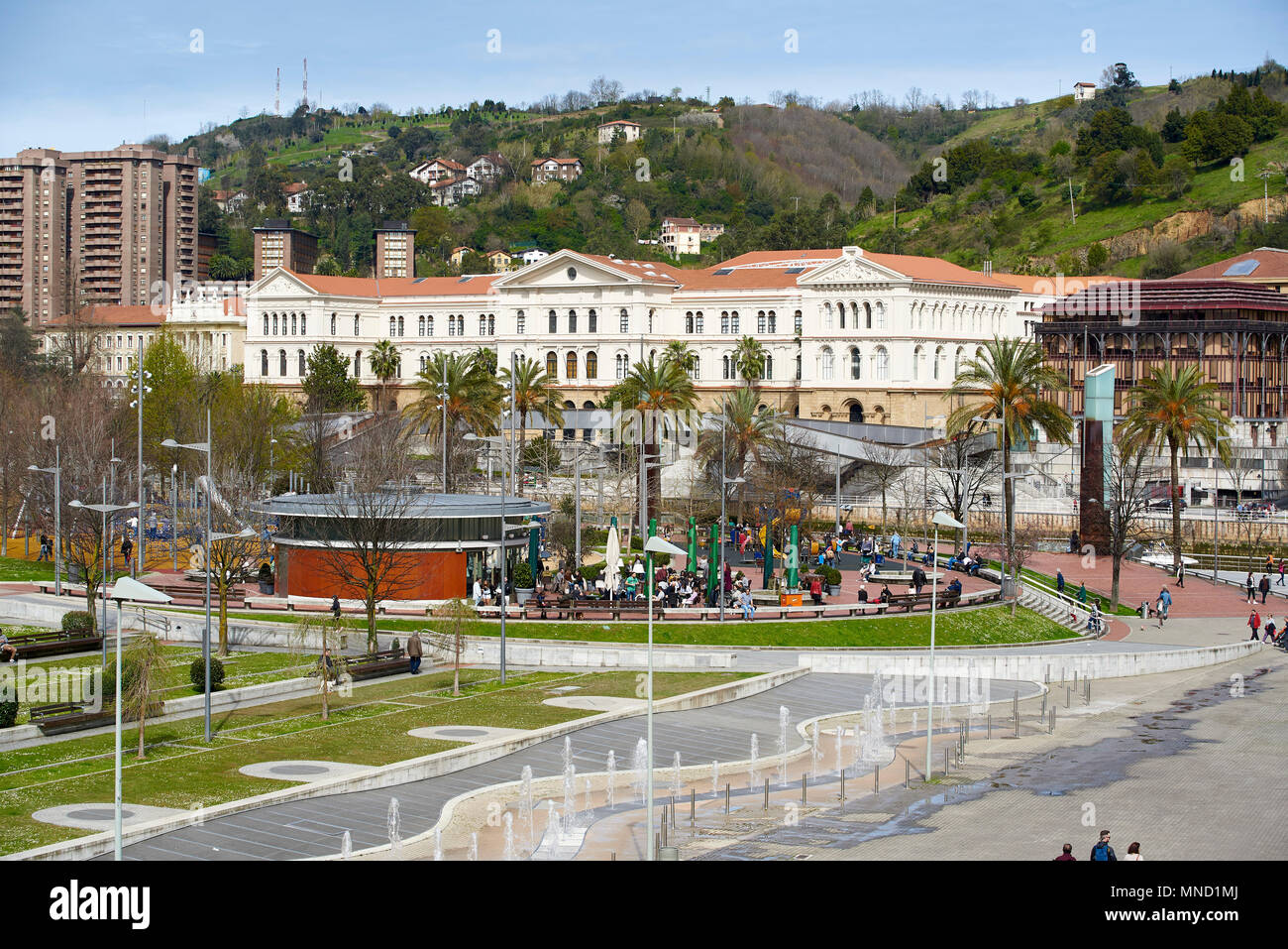 Terraza de La Campa de los Ingleses y la Universidad de Deusto al fondo, Bilbao, Bizkaia, Paese Basco, Euskadi, Euskal Herria, Spagna, Europa Foto Stock