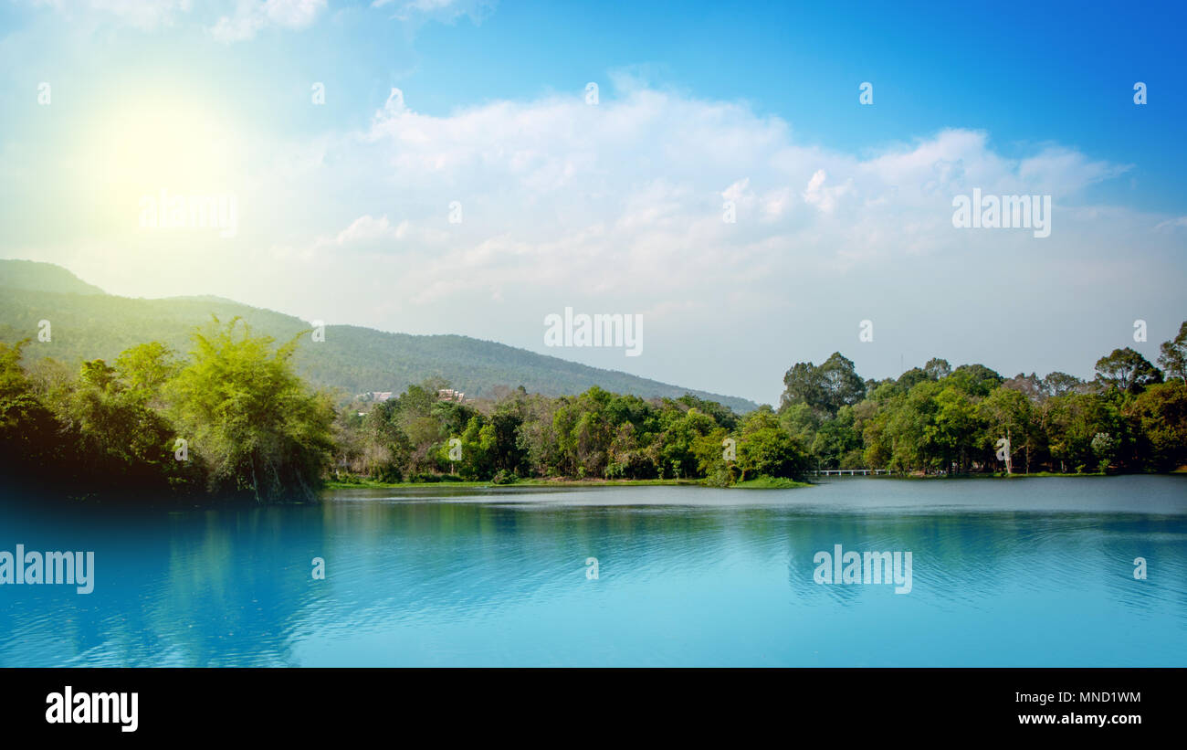 Cielo blu sullo sfondo del paesaggio. Cancellare la natura. Foto Stock