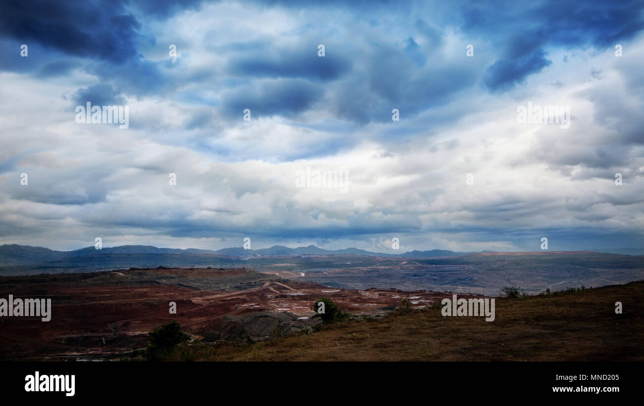 Dark Sky e cloud. Venuta la pioggia sulla montagna. Foto Stock