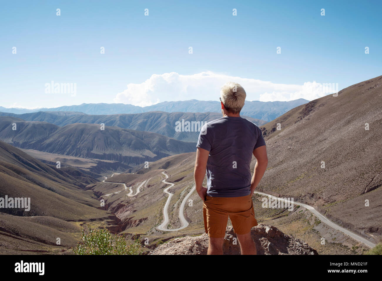 L uomo che si affaccia Cuesta de Lipán (Lipán pendenza) un zigzagando e ripido tratto della Strada Nazionale 52, provincia di Jujuy, Argentina. Foto Stock