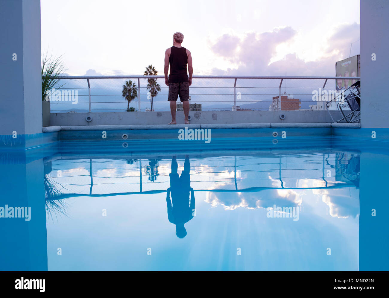 Uomo che guarda il panorama dalla cima di un hotel a Salta Argentina Foto Stock