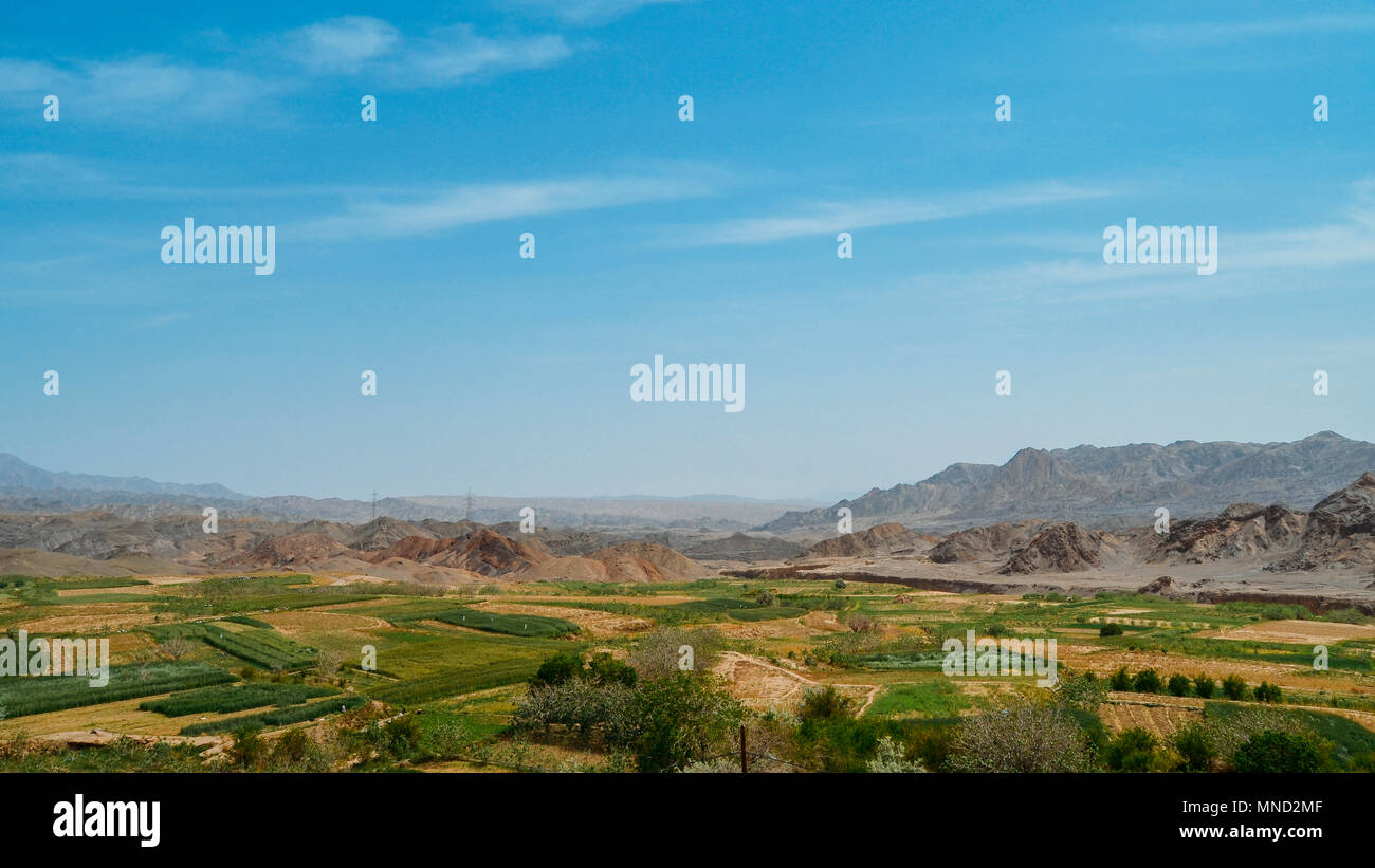 Paesaggio rurale con campi visto da abbandonata in mattoni di fango villaggio di Kharanaq in Iran Foto Stock Paesaggio rurale con campi visto da abbandonata in mattoni di fango villaggio di Kharanaq in Iran Foto Stock