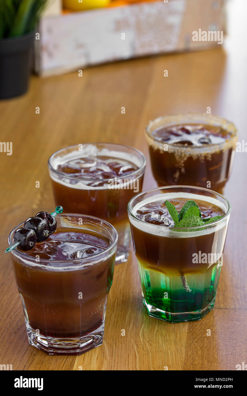 Caffè freddi con foglie di menta, arancio, amarena frutta e cubetti di ghiaccio sulla barra Foto Stock