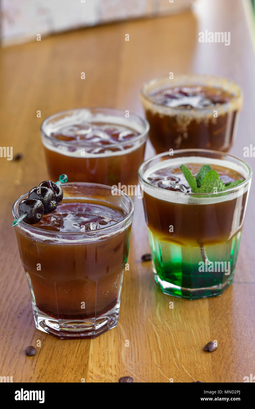 Caffè freddi con foglie di menta, arancio, amarena frutta e cubetti di ghiaccio sulla barra Foto Stock