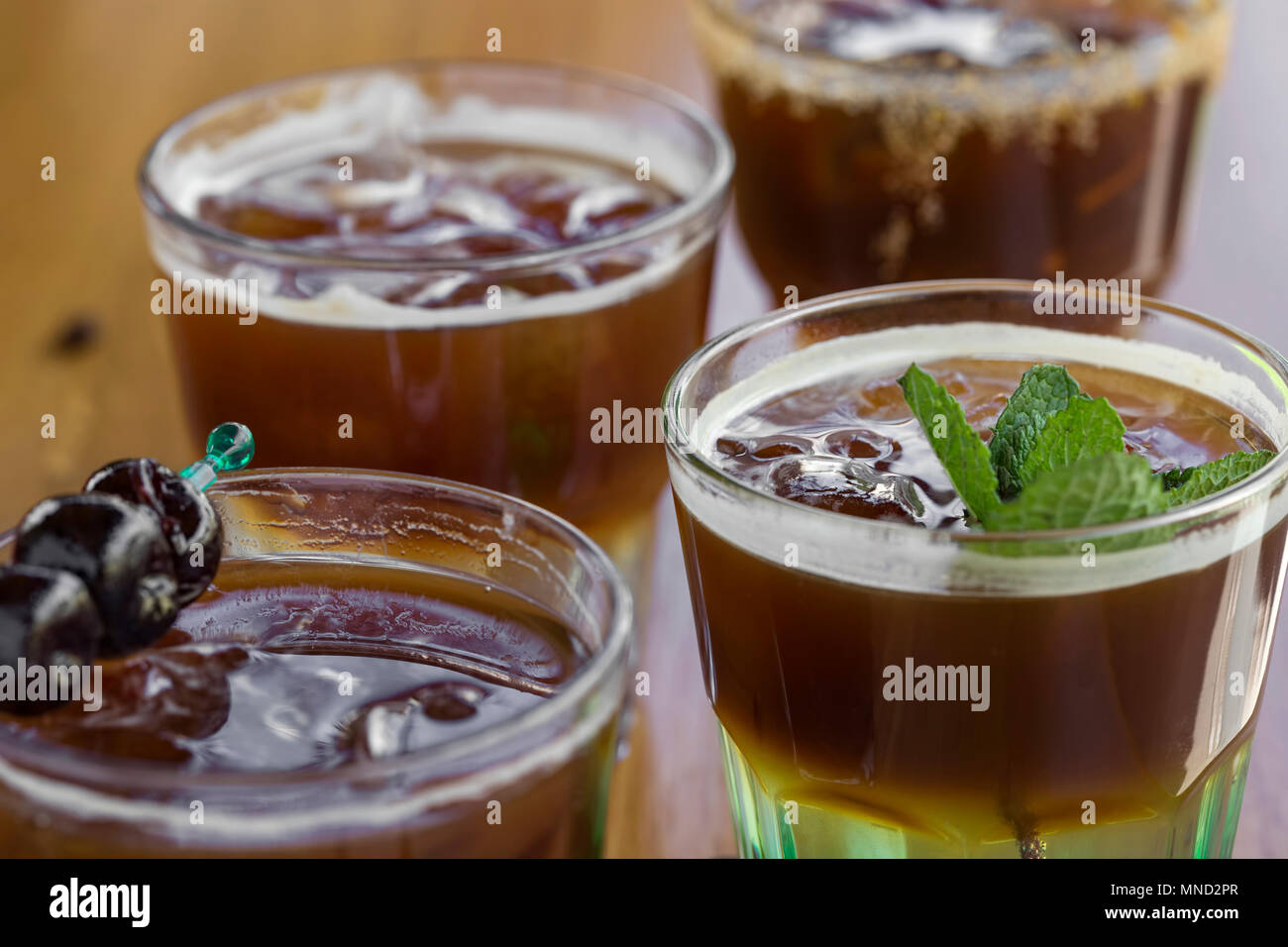 Caffè freddi con foglie di menta, arancio, amarena frutta e cubetti di ghiaccio sulla barra - Vista da vicino Foto Stock