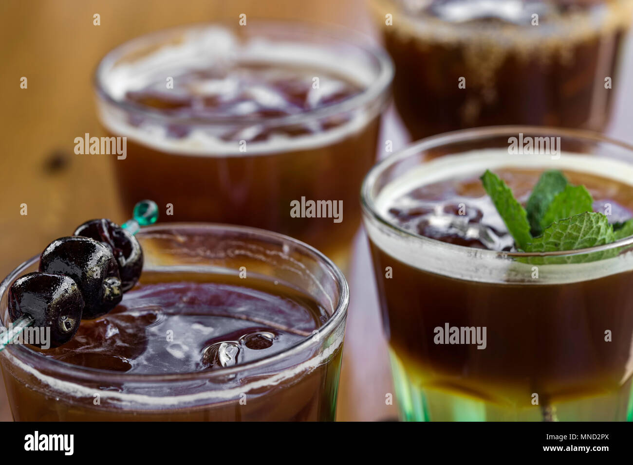 Caffè freddi con foglie di menta, arancio, amarena frutta e cubetti di ghiaccio sulla barra - Vista da vicino Foto Stock