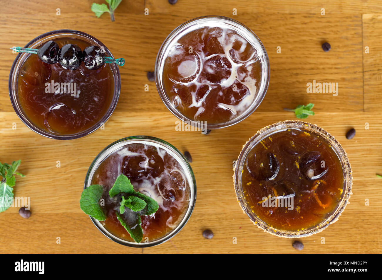 Caffè freddi con foglie di menta, arancio, amarena frutta e cubetti di ghiaccio sulla barra - vista superiore Foto Stock