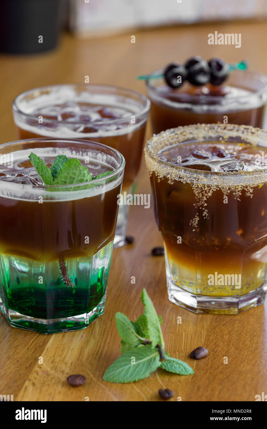 Caffè freddi con foglie di menta, arancio, amarena frutta e cubetti di ghiaccio sulla barra Foto Stock