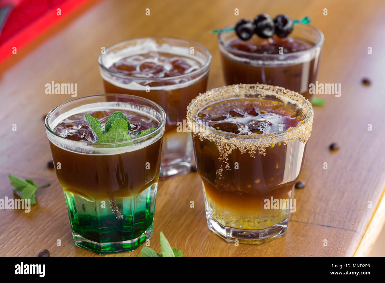 Caffè freddi con foglie di menta, arancio, amarena frutta e cubetti di ghiaccio sulla barra Foto Stock