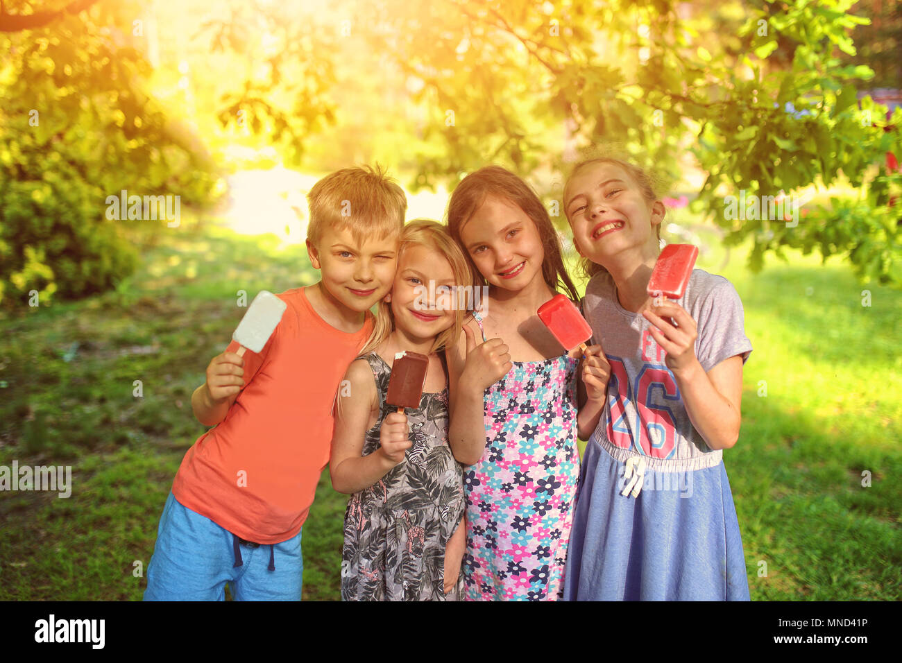 I bambini mangiano il gelato in un giorno caldo Foto Stock