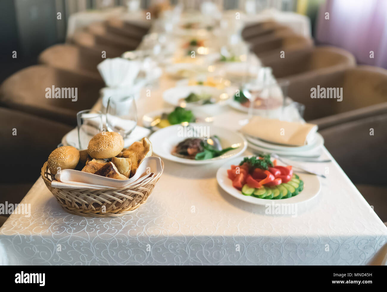 Forno caldo sulla tavola festiva. Tradizionale Matrimonio ucraino. Foto Stock