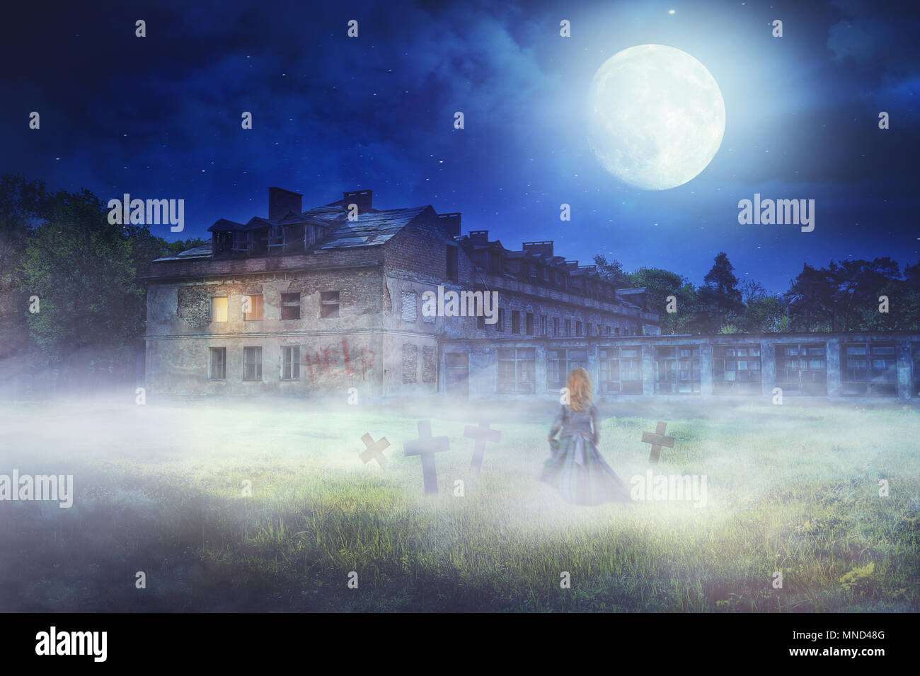 Ghost ragazza in un abito in un ospedale abbandonato di notte Foto Stock