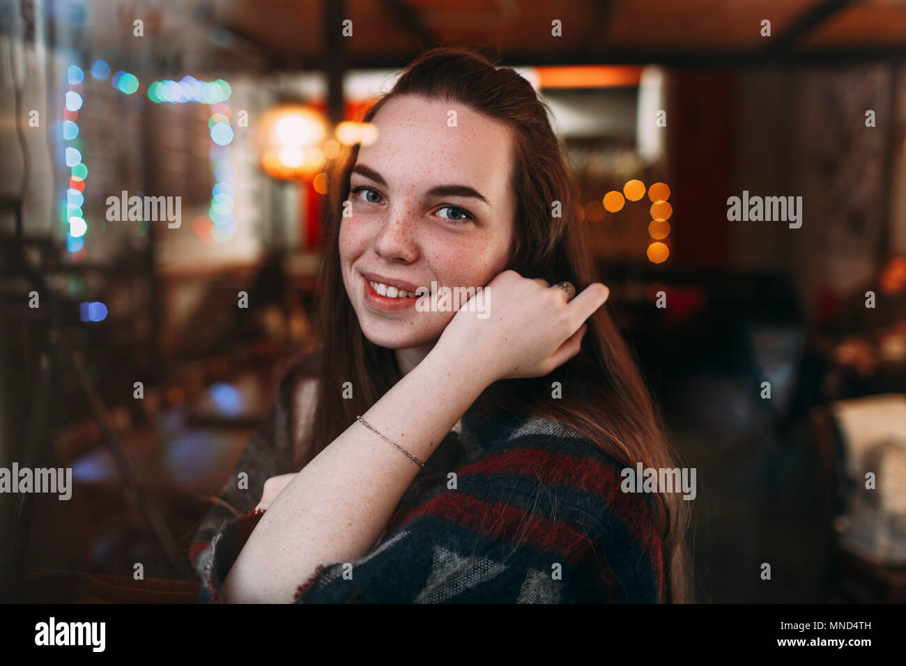 Ritratto di sorridente bella giovane donna presso il cafe Foto Stock