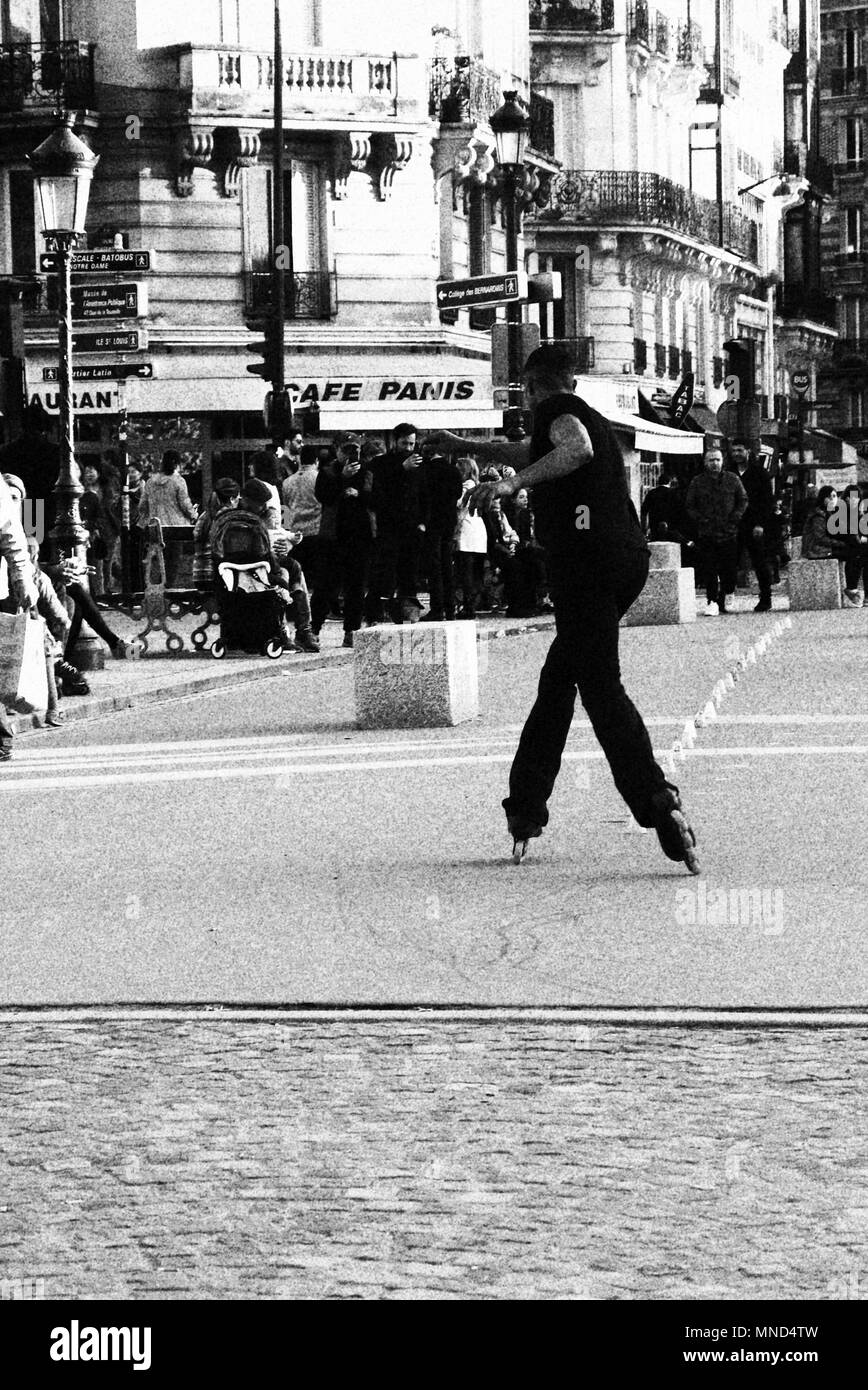 Un uomo scating in fron di Notre Damme cattedrale,Parigi,San Michele,Francia Foto Stock