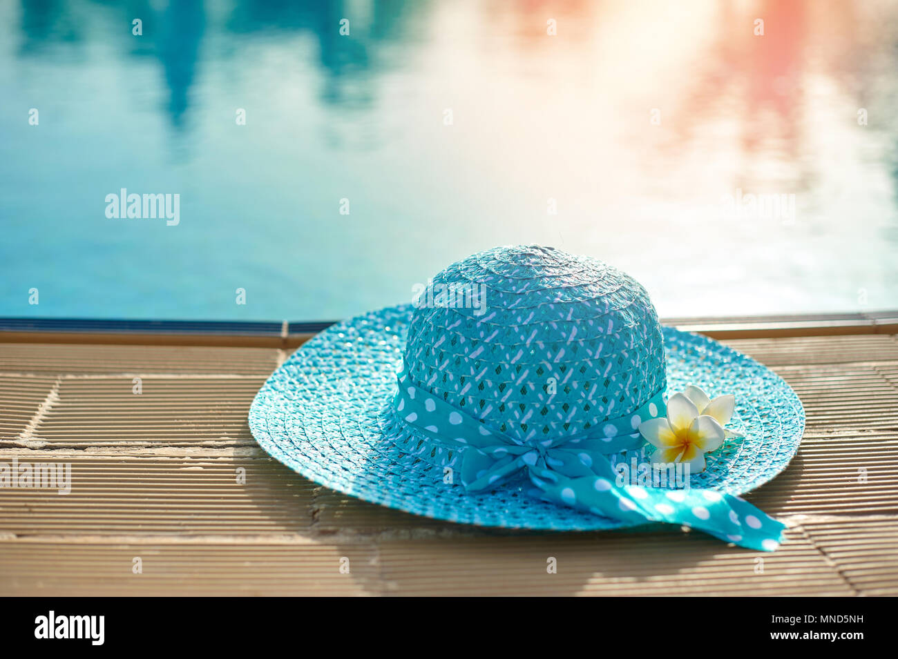 Spiaggia hat accanto alla piscina estiva nel sole di setting con spazio per il testo Foto Stock