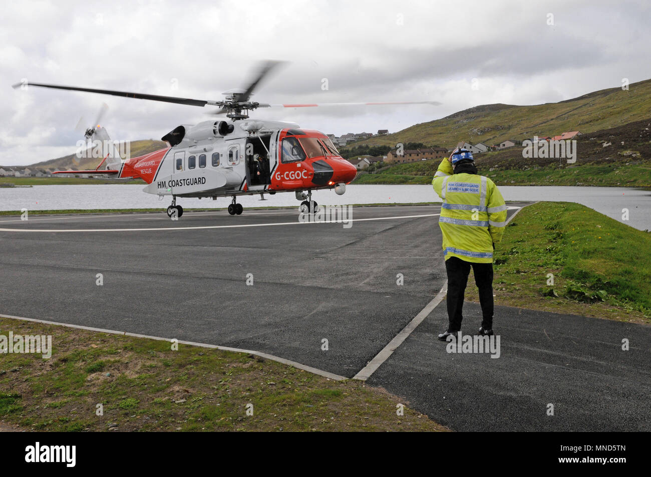 La guardia costiera di atterraggio per elicotteri con la guardia costiera di volontariato in attesa Foto Stock