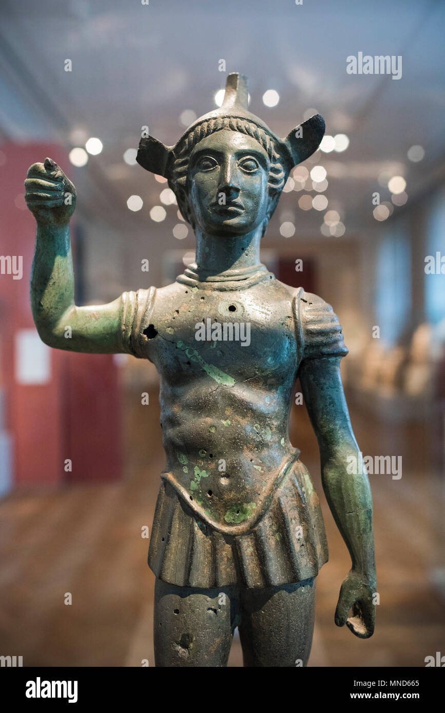 Berlino. Germania. Statuetta etrusca di un guerriero del V secolo a.c. in bronzo fuso, Altes Museum. Il giovane guerriero indossa armatura e casco, la guancia Foto Stock