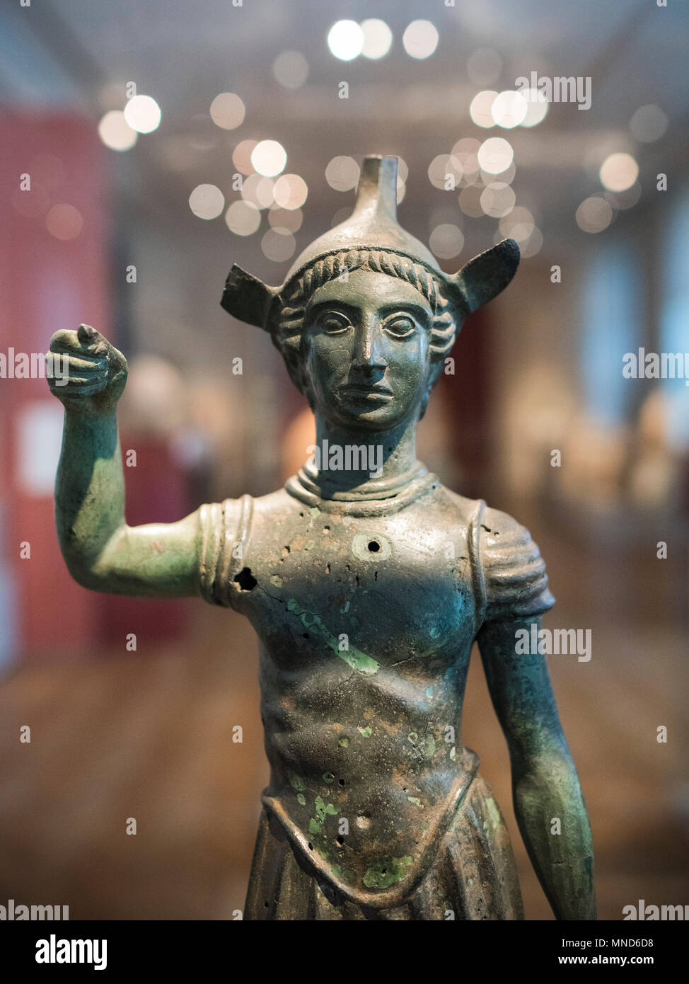 Berlino. Germania. Statuetta etrusca di un guerriero del V secolo a.c. in bronzo fuso, Altes Museum. Il giovane guerriero indossa armatura e casco, la guancia Foto Stock
