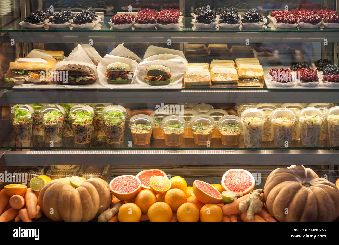 Vegetariano il fast food vetrina con panini, dolci, insalate, frutta e verdura Foto Stock