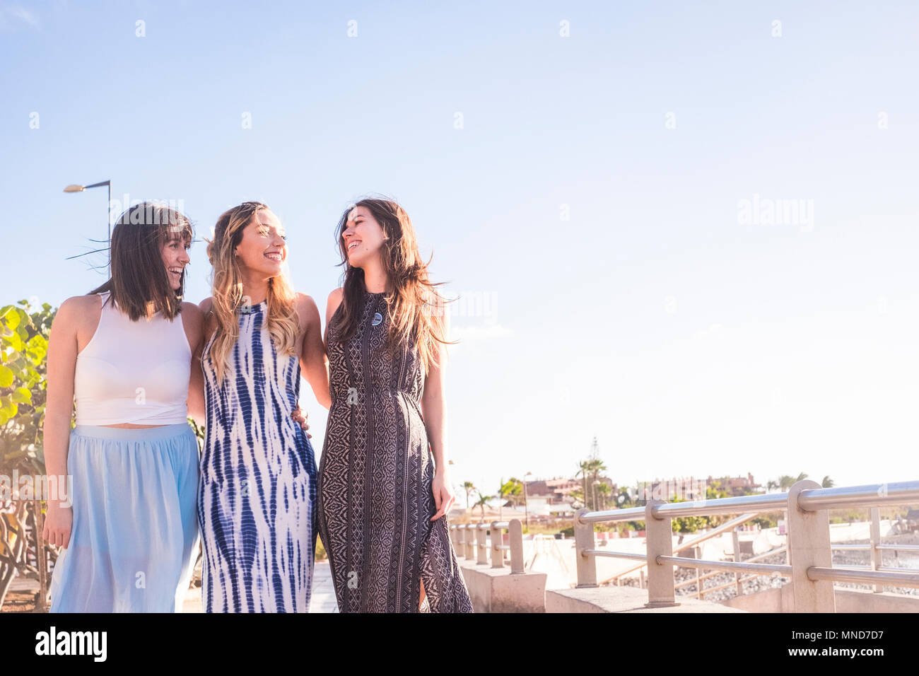 Bellezza insieme tre giovani donne a piedi in squadra insieme godendo l'estate in Tenerife. Tempo di vacanza a ridere e sorridente. Foto Stock