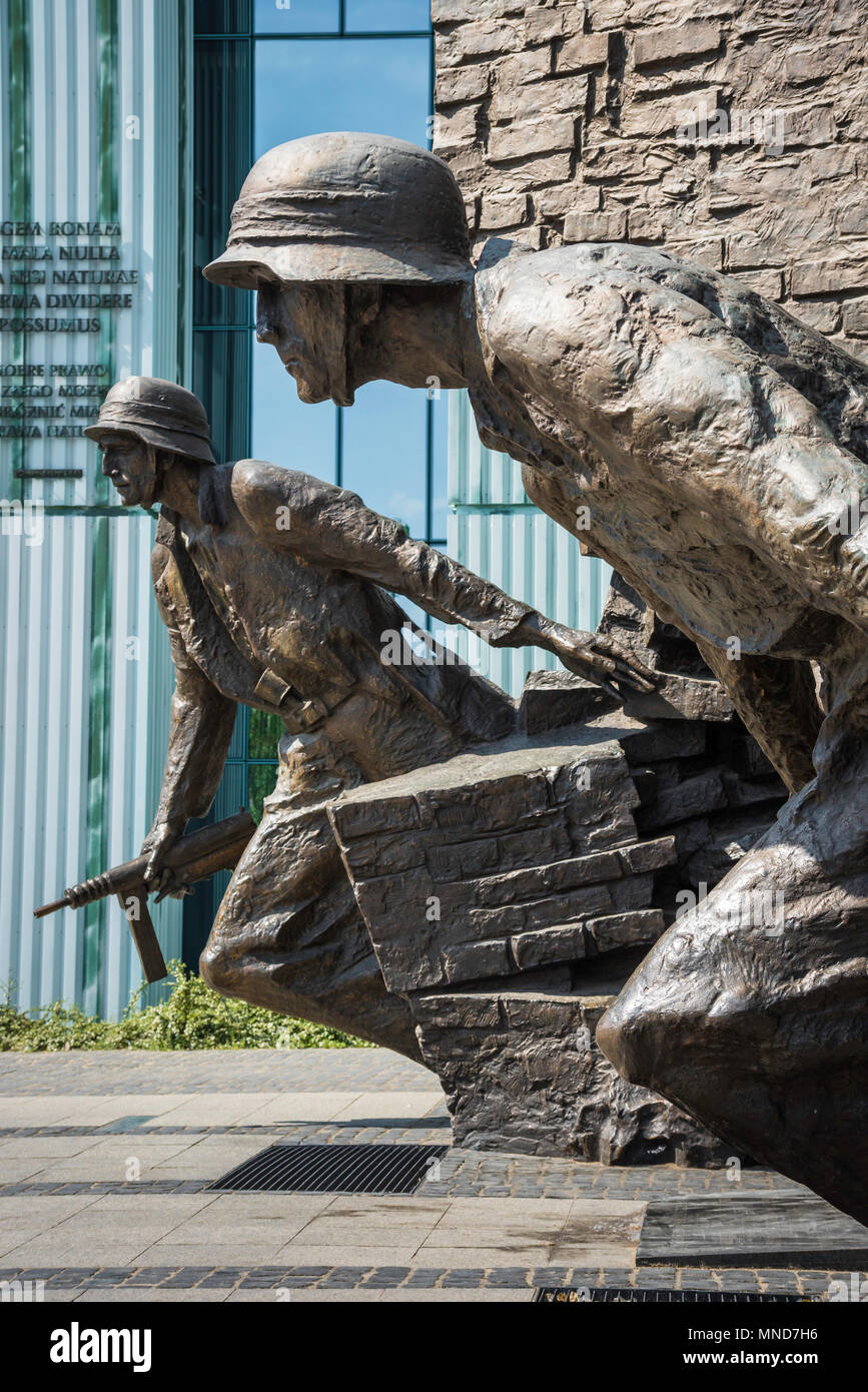Dettaglio del polacco due combattenti della resistenza raffigurato nel monumento a Varsavia in aumento in Plac Krasinskich nel centro di Varsavia, Polonia. Foto Stock