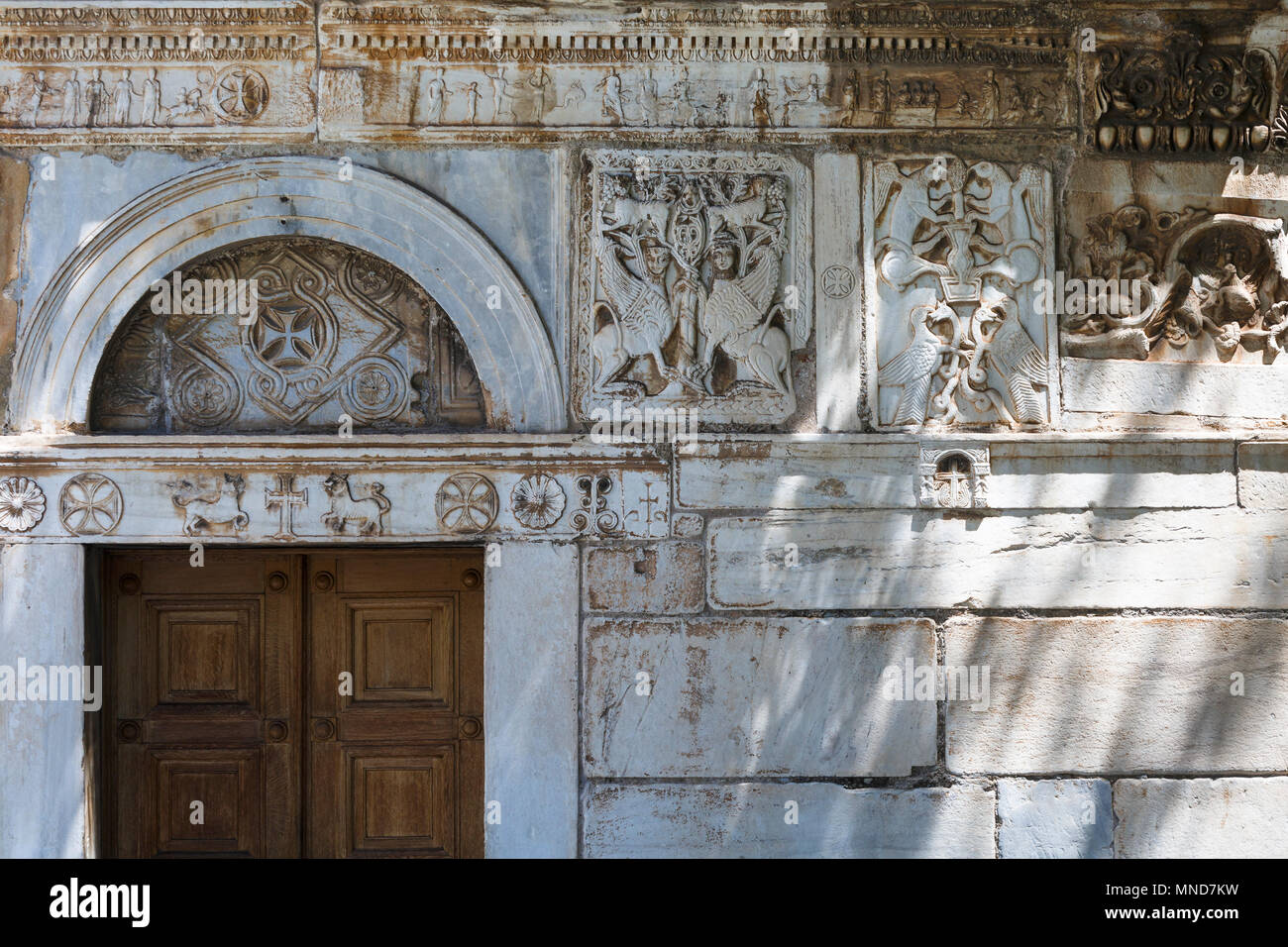 Storico-bizantina era chiesa con sculture in pietra sulle pareti esterne nel centro di Atene. Foto Stock