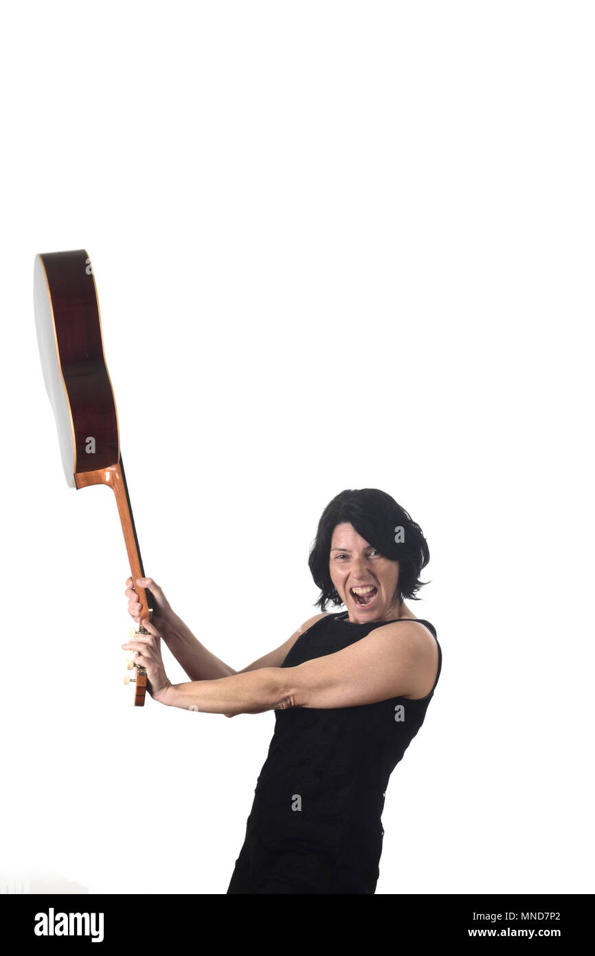 Donna rompere una chitarra Foto Stock