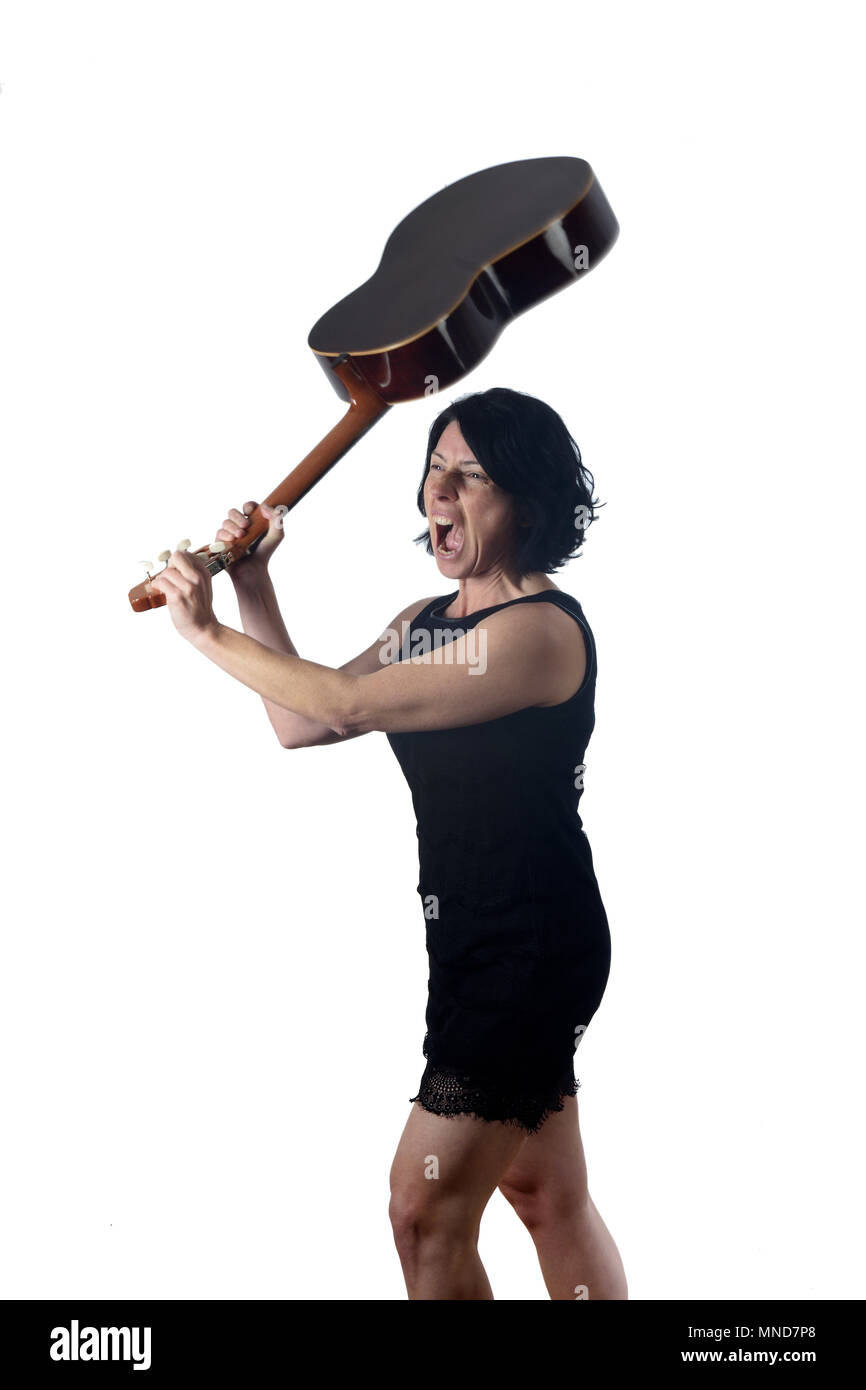 Donna rompere una chitarra Foto Stock
