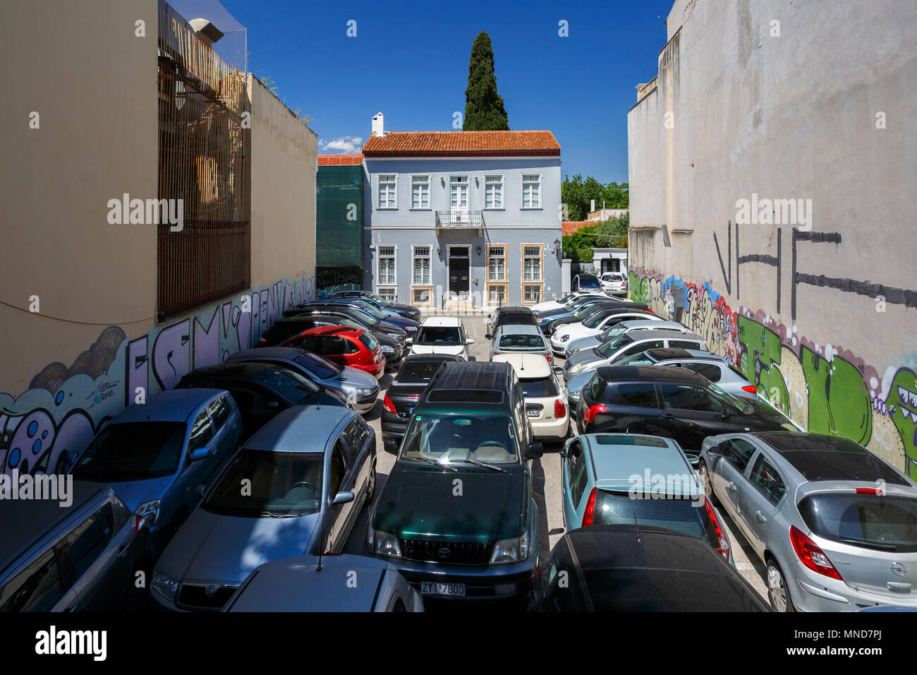 Athens, Grecia - 14 Maggio 2018: parcheggi come questo può essere trovato nelle parti centrali di Atene e che potrebbero lasciare facilmente le persone chiedono circa come Foto Stock