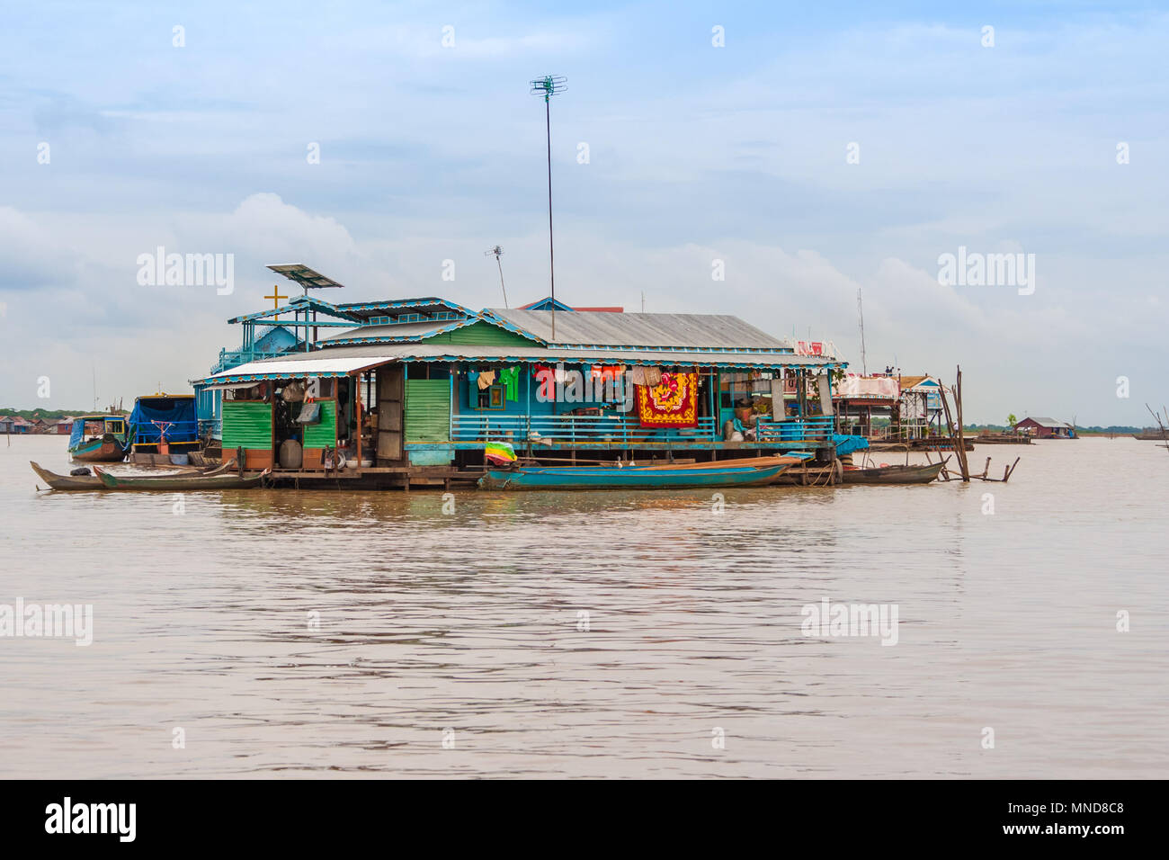 Un grande in legno di colore blu houseboat ancorata nel villaggio galleggiante di Chong Kneas sul lago Tonle Sap in Cambogia. Foto Stock