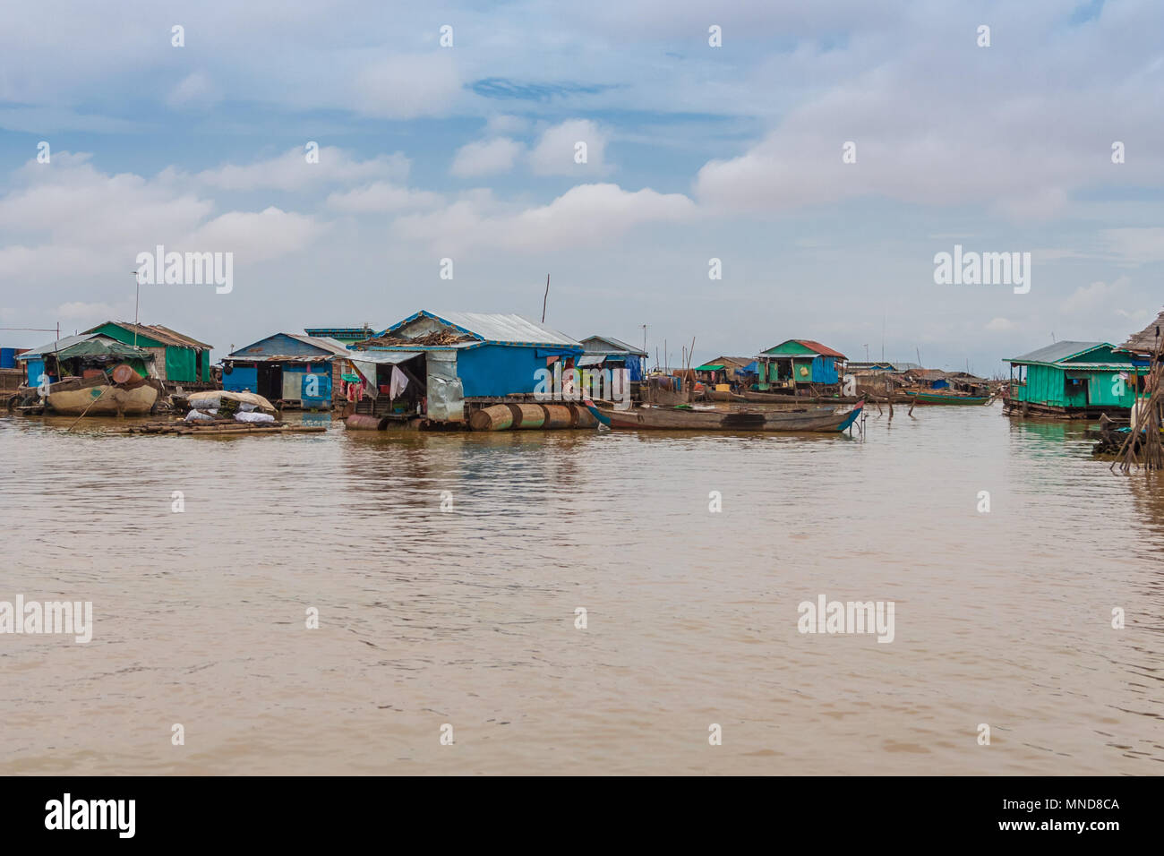 Vista delle case galleggianti in Cambogia il villaggio galleggiante di Chong Kneas sul lago Tonle Sap. Foto Stock