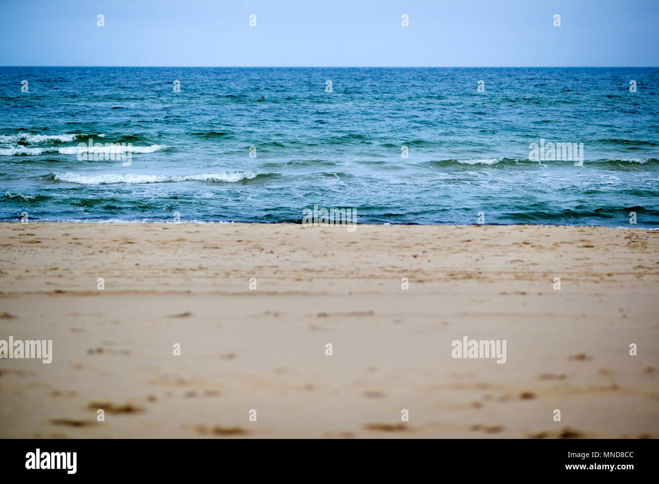 Paesaggio marino, spiaggia con sabbia e mare. Foto Stock