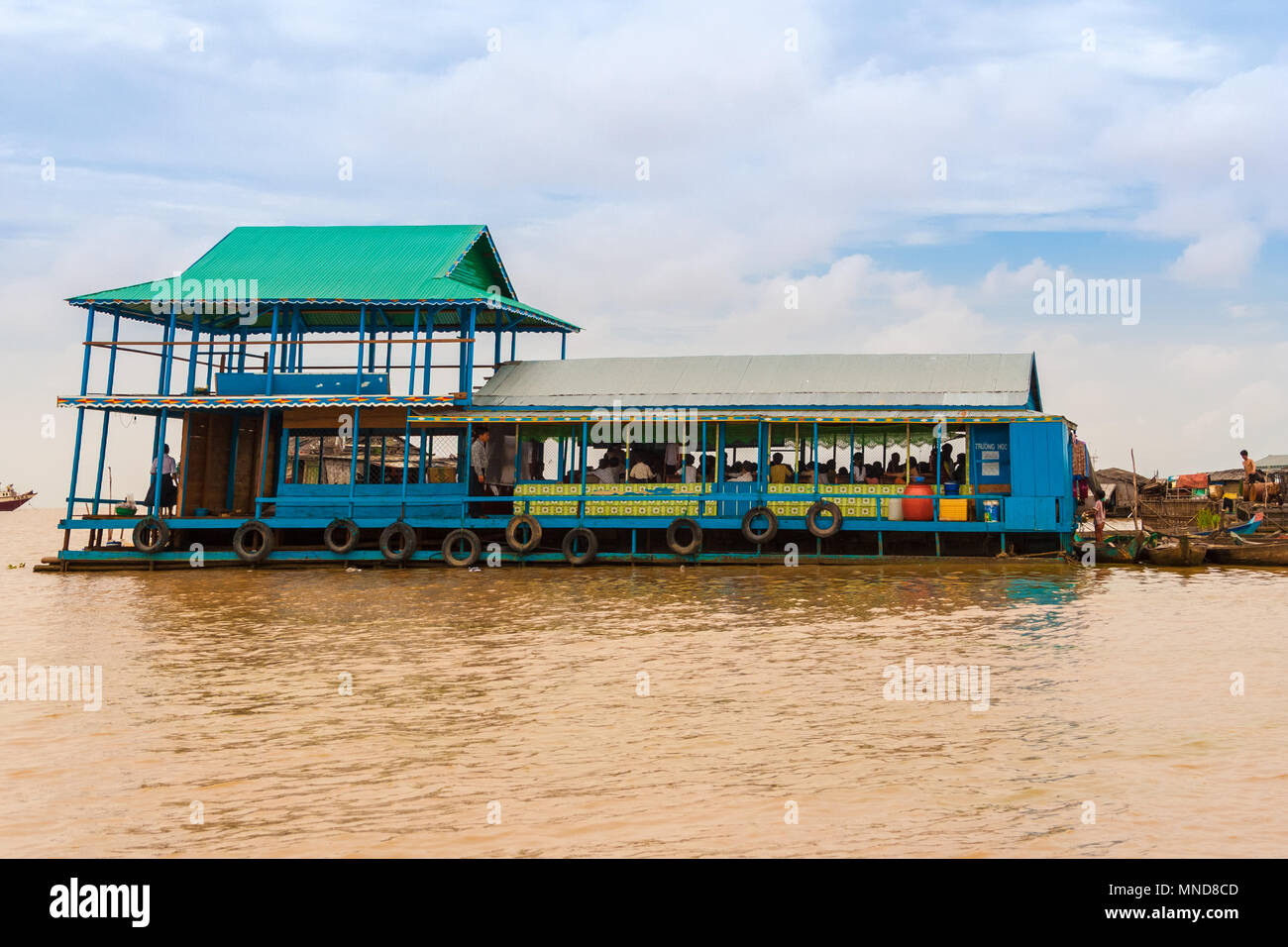 Un dipinto di blu vietnamita in legno edificio scolastico ancorato nel villaggio galleggiante di Chong Kneas sul lago Tonle Sap in Cambogia. Foto Stock