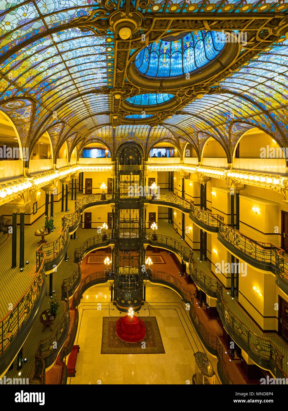 Il Grand Hotel di Città del Messico con la sua riccamente ornata Tiffany soffitto a vetrata nel centro storico Foto Stock