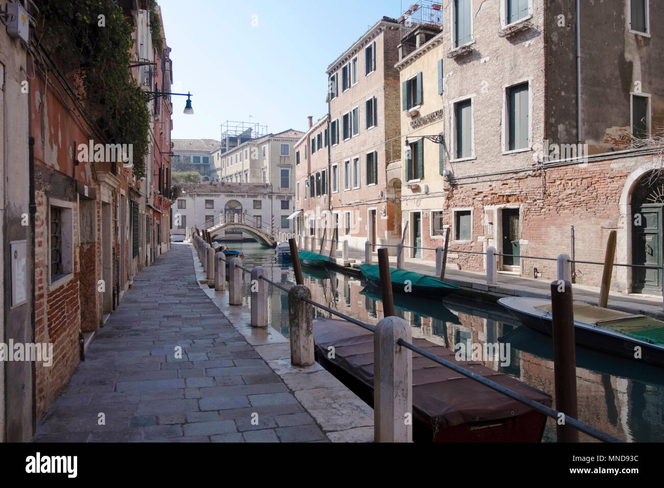 Canal e case nel centro storico di Venezia, Italia Foto Stock