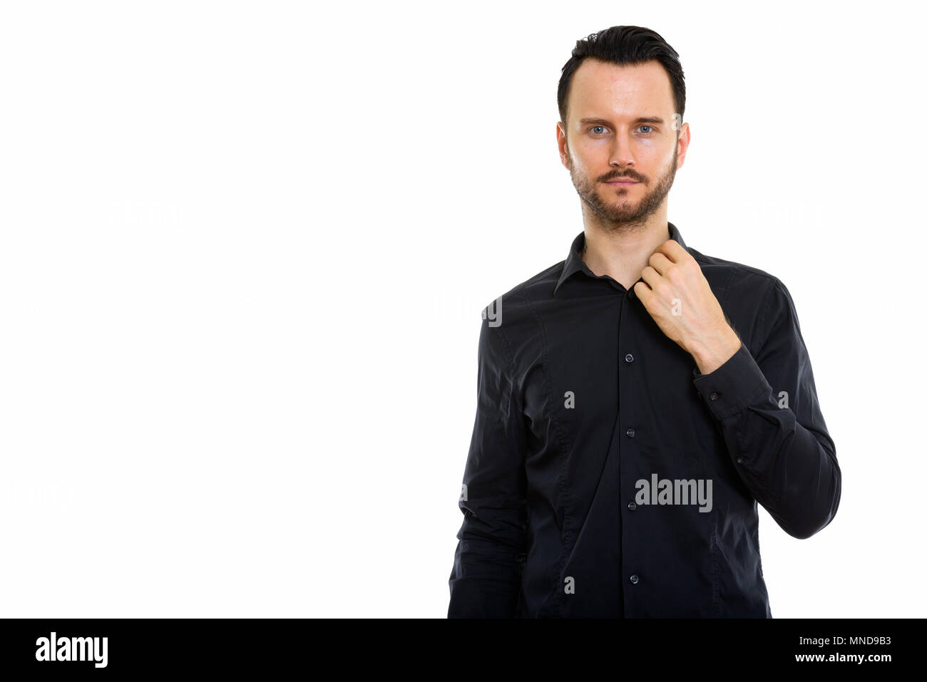 Studio shot del giovane uomo aprendo il suo collare Foto Stock